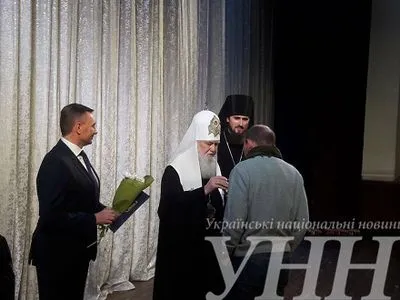Патриарх Филарет наградил 100 бойцов АТО церковными отличиями