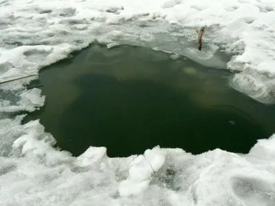 Рыбаки провалились под лед в Винницкой области