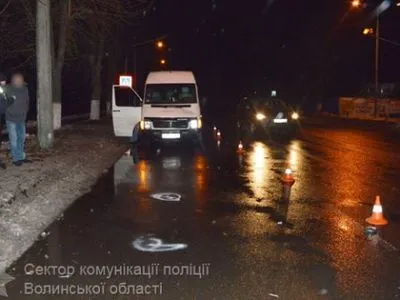 Женщина с ребенком попали под колеса грузовика в Луцке