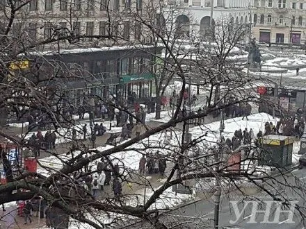 Люди снова собираются в центре Киева
