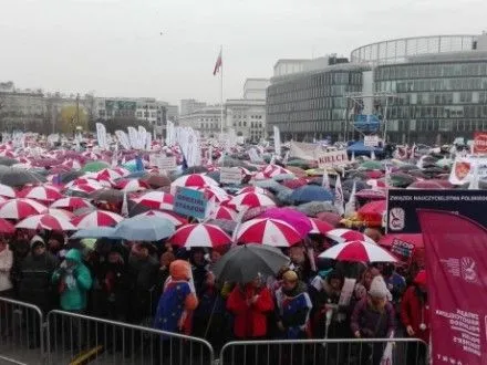 Тысячи людей в Польше вышли на митинг против образовательной реформы