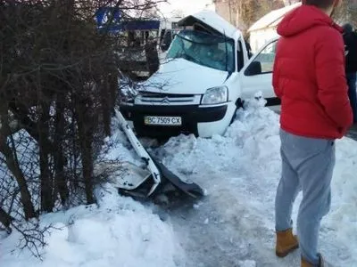 Автобус с автомобилем столкнулись на Львовщине, погибли два человека