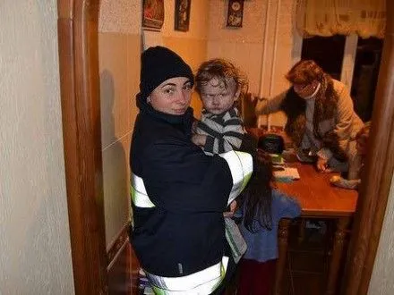Четырех детей спасли от смерти в задымленной квартире в Ровно