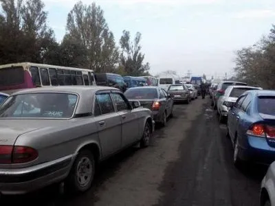 Більше 200 авто зібрались у черзі на КПВВ "Майорське" і ще 500 - у "Мар'їнці"