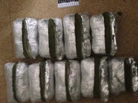 НА КПВВ "Майорское" пограничники обнаружили наркотики, скрытые в запасном колесе