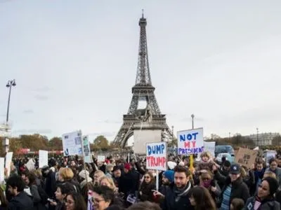 В Париже сотни американцев вышли на демонстрацию против "ценностей" Д.Трампа