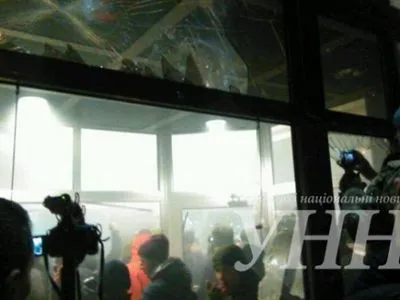Активисты в центре столицы разбили офис банка, есть задержанные