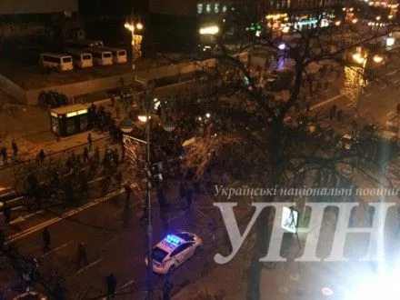 Активісти на вул. Велика Васильківська побили вікна столичного офісу та запалили фаєри