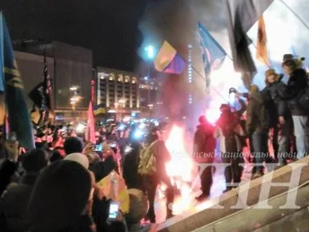 У Києві на Майдані Незалежності запалили шини