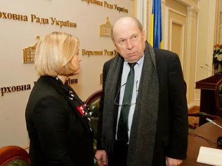 И.Геращенко вместе с представителем ОБСЕ встретились с родственниками заложников, которых удерживают на Донбассе