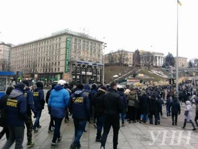 Колона активістів рушила у бік Адміністрації Президента