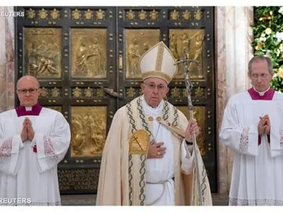 Папа Франциск дозволив католицьким священикам прощати жінкам, які зробили аборт