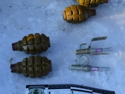 СБУ виявила три схованки зі зброєю та боєприпасами на околиці Івано-Франківська