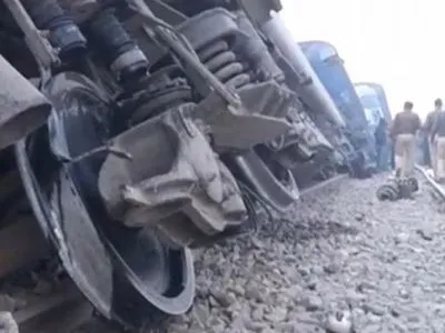 Число жертв аварии на железной дороге в Индии возросло до 133 человек