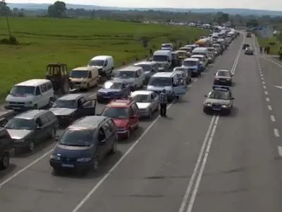 Лише 145 автомобілів зібрались у черзі на кордоні із Польщею