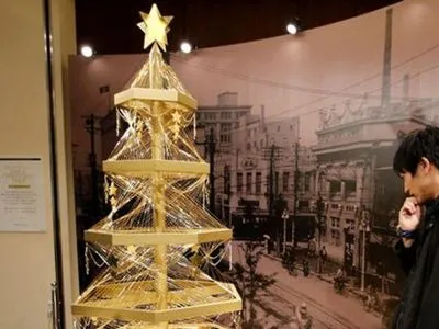У Токіо створили двохметрову різдвяну ялинку із чистого золота