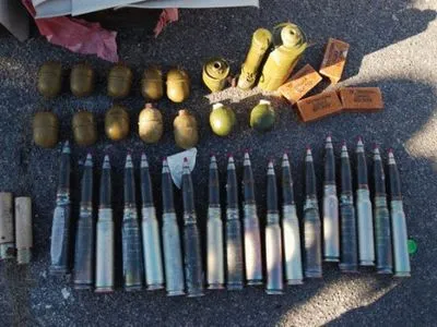 Тайник боеприпасов и взрывчатки обнаружили в Луганской области