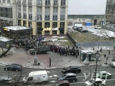 Группа людей собралась в центре Киева и двинулась к правительственному кварталу