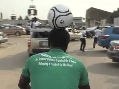 В Нигерии футболист проехал 103 км на велосипеде с мячом на голове