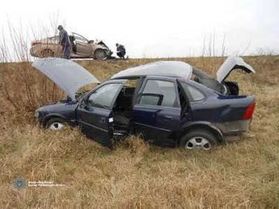 В Ровенской области из-за лобового столкновения легковых авто четырех человек госпитализировали