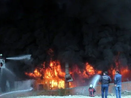Крупный пожар произошел на заводе в Турции