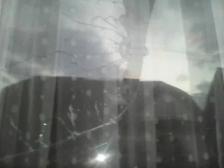Неизвестный в Киеве из оружия повредил окна квартиры