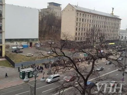 В центре Киева собралось около двух сотен человек