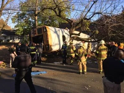 Поліція повідомила про п'ятьох загиблих в аварії шкільного автобуса у США