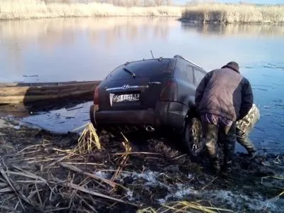 Авто с двумя погибшими вытащили из Днепра в Черкасской области