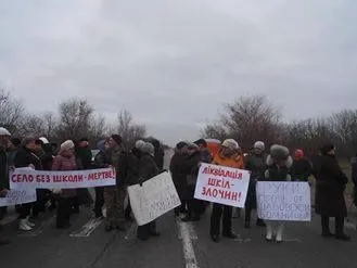 na-odeschini-mediki-ta-pedagogi-viyshli-na-aktsiyu-protestu