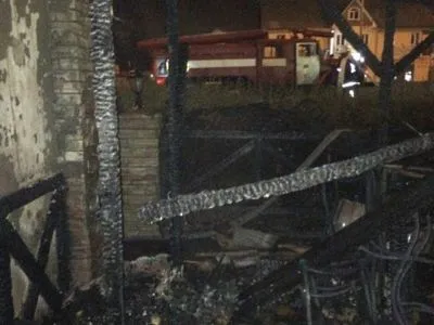 Спасатели потушили пожар на территории кафе в Киеве