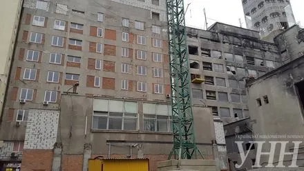 В Киеве начали демонтаж двух надстроенных этажей Дома профсоюзов