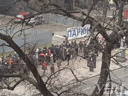 Несколько сотен человек собрались в центре Киева
