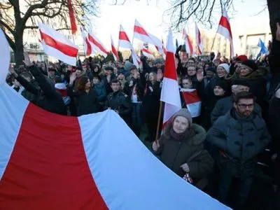 Близько 100 осіб у Білорусі влаштували на вулиці протест проти влади