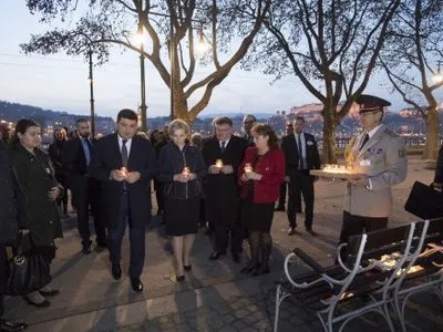 В.Гройсман во время визита в Венгрию почтил память жертв Голодомора в Украине