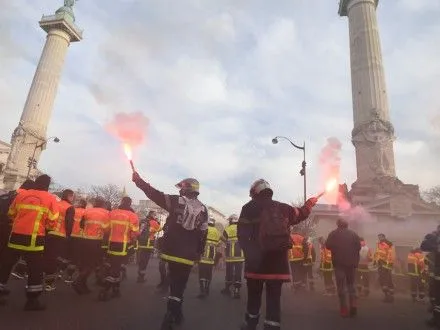 Тысяча пожарных вышла на демонстрацию в Париже