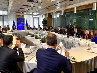 АП: П.Порошенко обговорить з лідерами ЄС долю Угоди про асоціацію та реформи в Україні