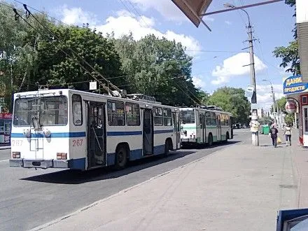На зупинці громадського транспорту у Хмельницькому помер чоловік