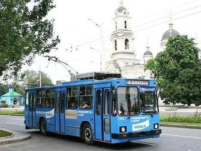 У Києві під колесами тролейбуса загинув чоловік