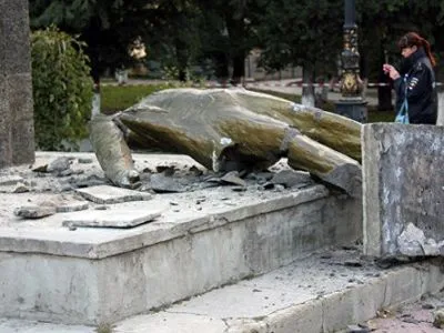 У анексованому Криму затримано трьох осіб за руйнування пам’ятника Леніну