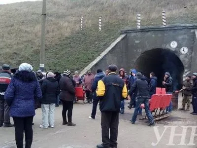 Жителі Одещини, які перекривали трасу, дочекались обіцяного ремонту дороги