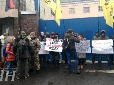 aktivisti-prodovzhuyut-blokuvati-vkhid-do-lukyanivskogo-sizo