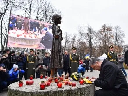 П.Порошенко оголосив хвилину мовчання за жертвами Голодомору