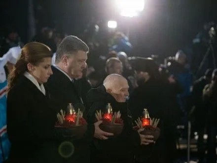 Панихида на мемориале жертв Голодомора началась в Киеве