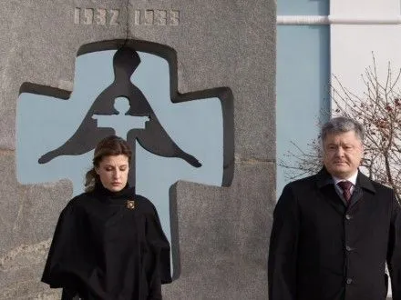 П.Порошенко вместе с женой почтил память жертв Голодомора