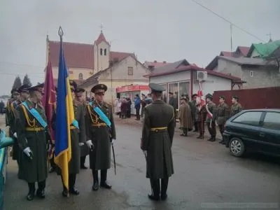 Міністр оборони Польщі відвідав церемонію перепоховання останків воїнів на Львівщині