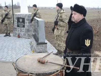 На Херсонщині відкрили памятний знак “Кримчанам, загиблим у боях за єдність України”