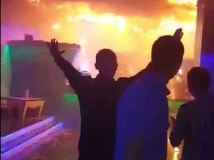 Молодь напідпитку робила селфі у вогні на фоні палаючого львівського клубу