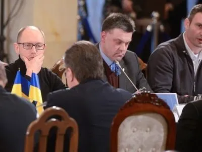В.Янукович хочет встретиться за круглым столом с А.Яценюком, В.Кличко и О.Тягнибоком как в 2014 году