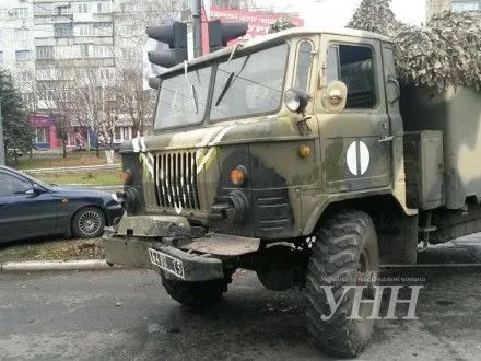 Военные на грузовике совершили ДТП в Мариуполе, выехав на красный свет